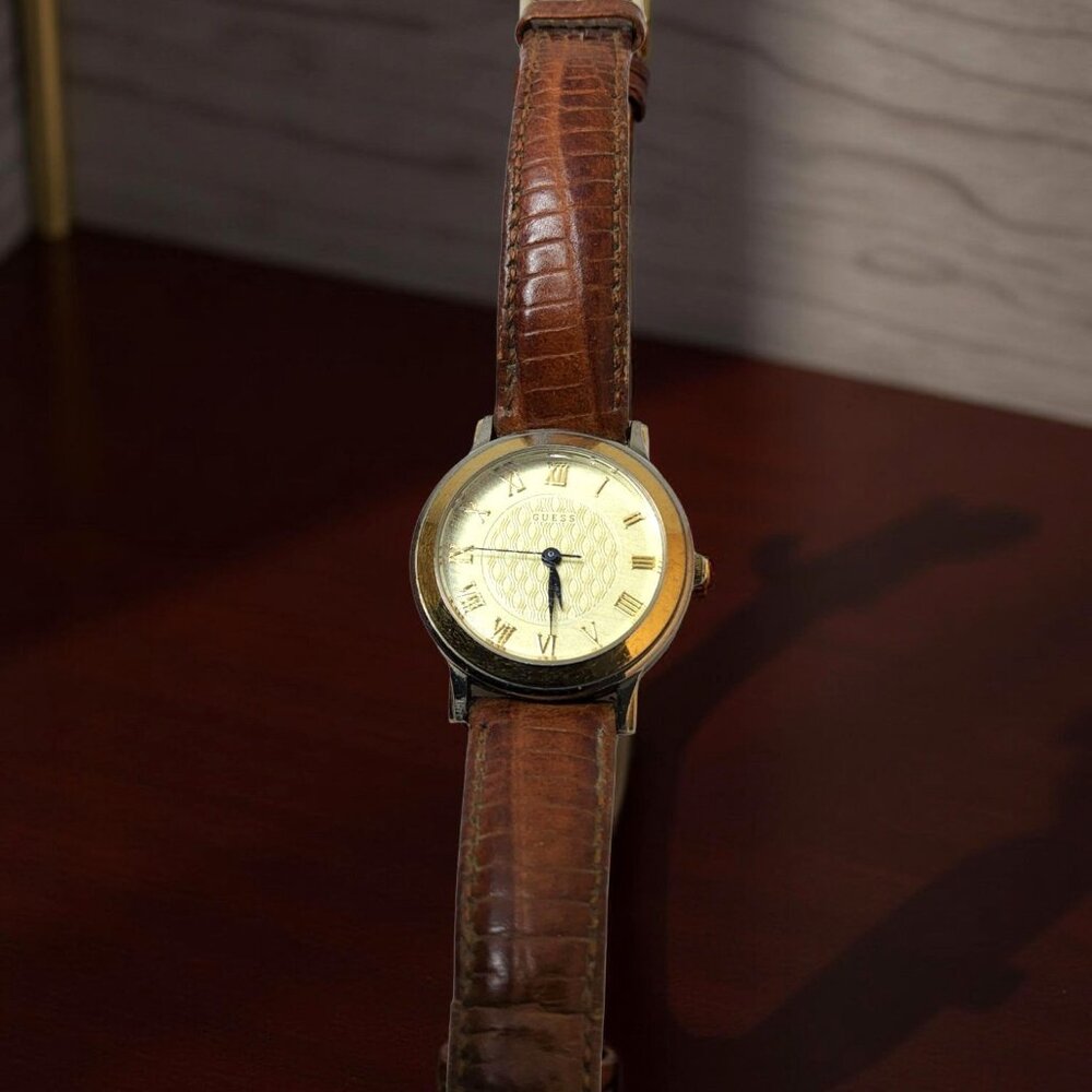 Vintage Womens Guess Adjustable Leather Adjustable Band Watch
